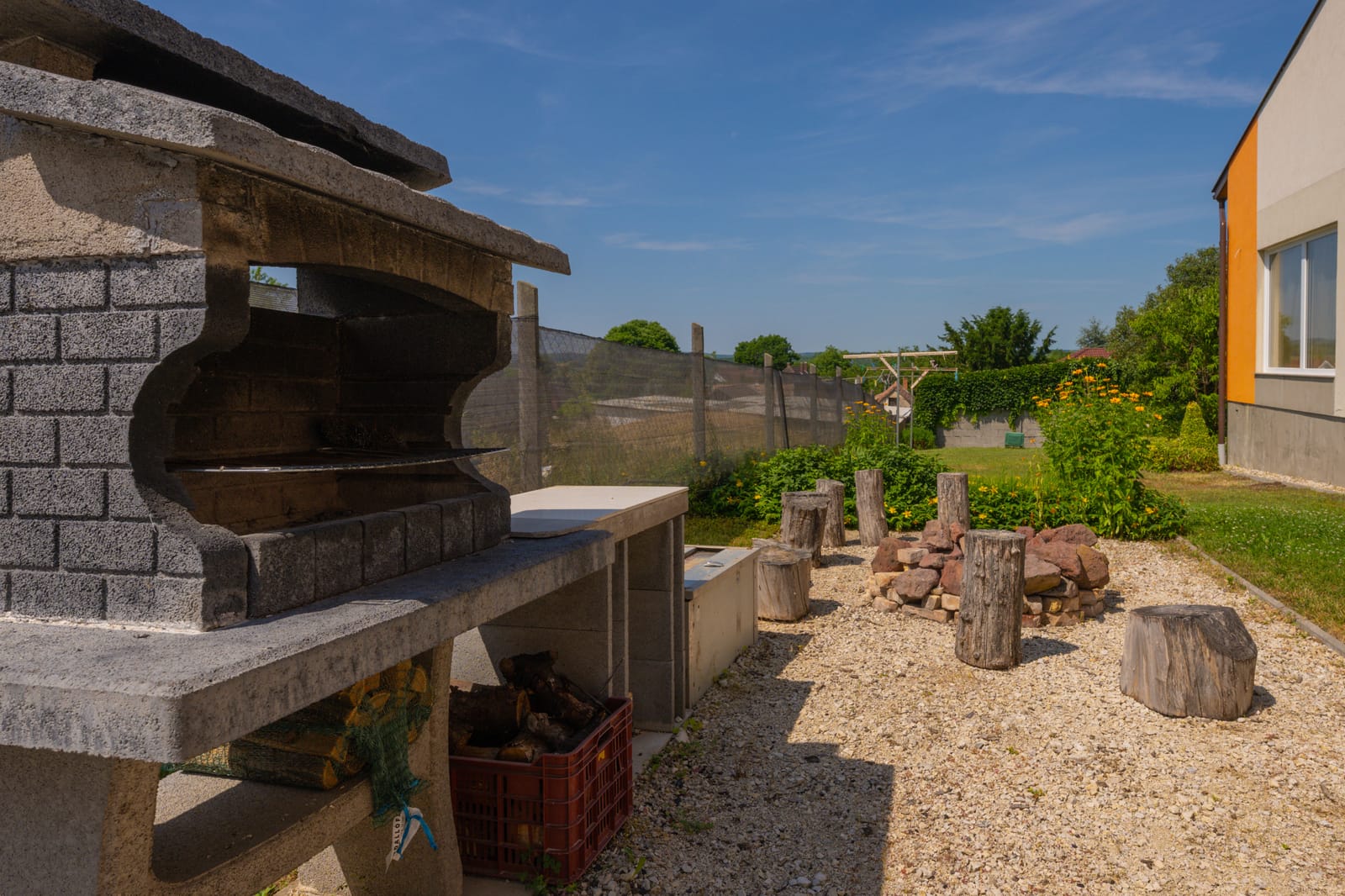 Parkoló a villa előtt